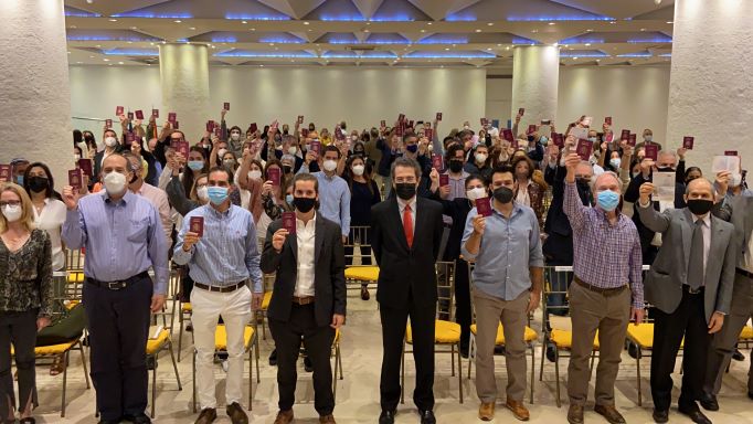 Embajada de España entrega de pasaportes a nacionalizados españoles de origen sefardí