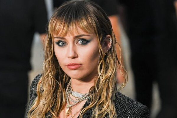 Miley Cyrus sorprende a los fans con un nuevo sencillo durante la fiesta de Año Nuevo