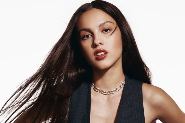 Olivia Rodrigo celebra el primer cumpleaños de ‘Drivers License’ con actuación acústica de salón