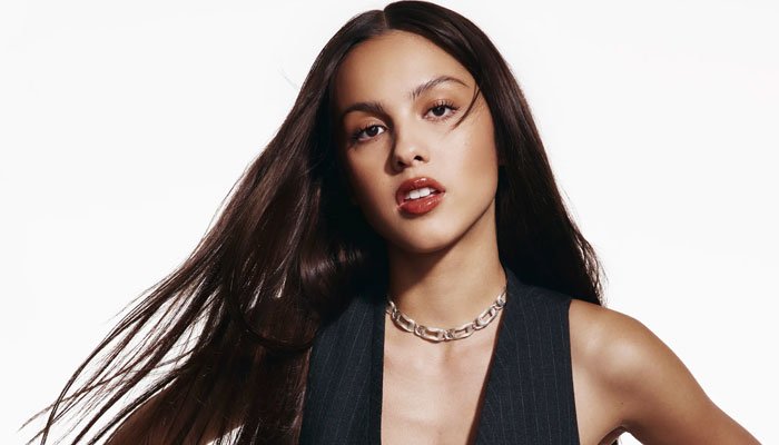 Olivia Rodrigo celebra el primer cumpleaños de ‘Drivers License’ con actuación acústica de salón