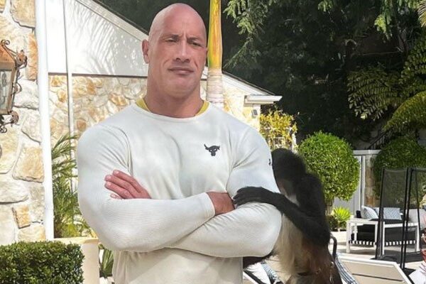 Dwayne Johnson habla de salvar animales mientras acuna al mono Macho »como  a mis hijos»’