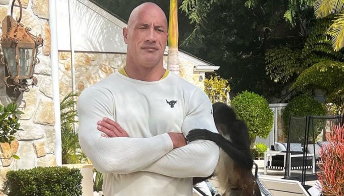 Dwayne Johnson habla de salvar animales mientras acuna al mono Macho »como  a mis hijos»’