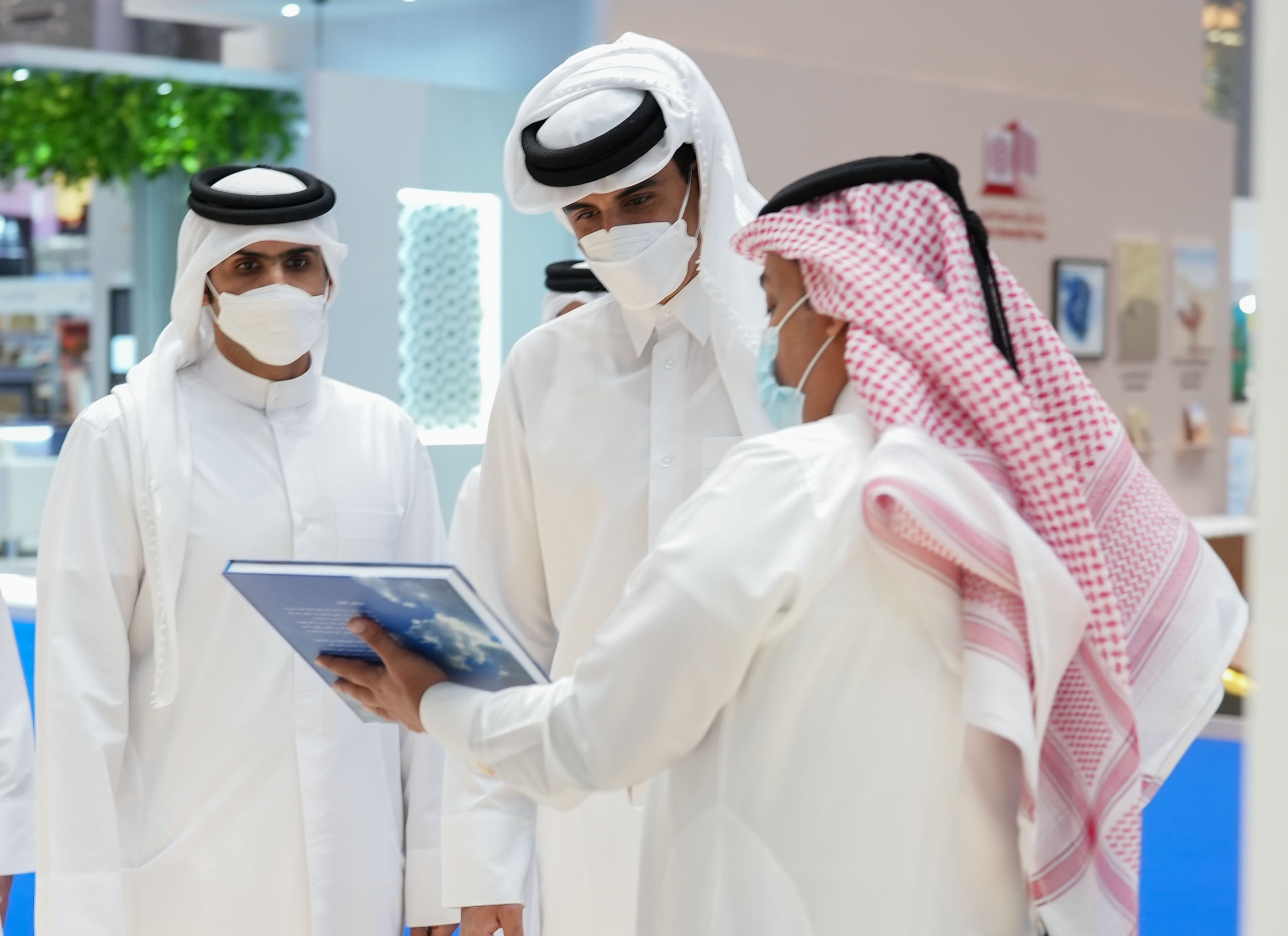 Emir de Qatar visita la Feria Internacional del Libro de Doha