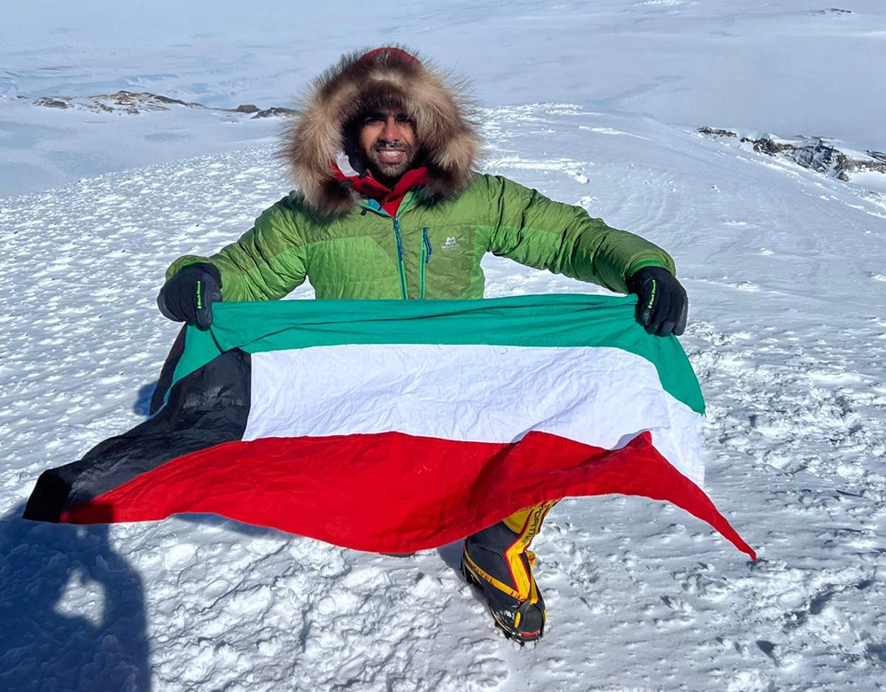 Alpinista kuwaití completa desafío de 7 cumbres volcánicas