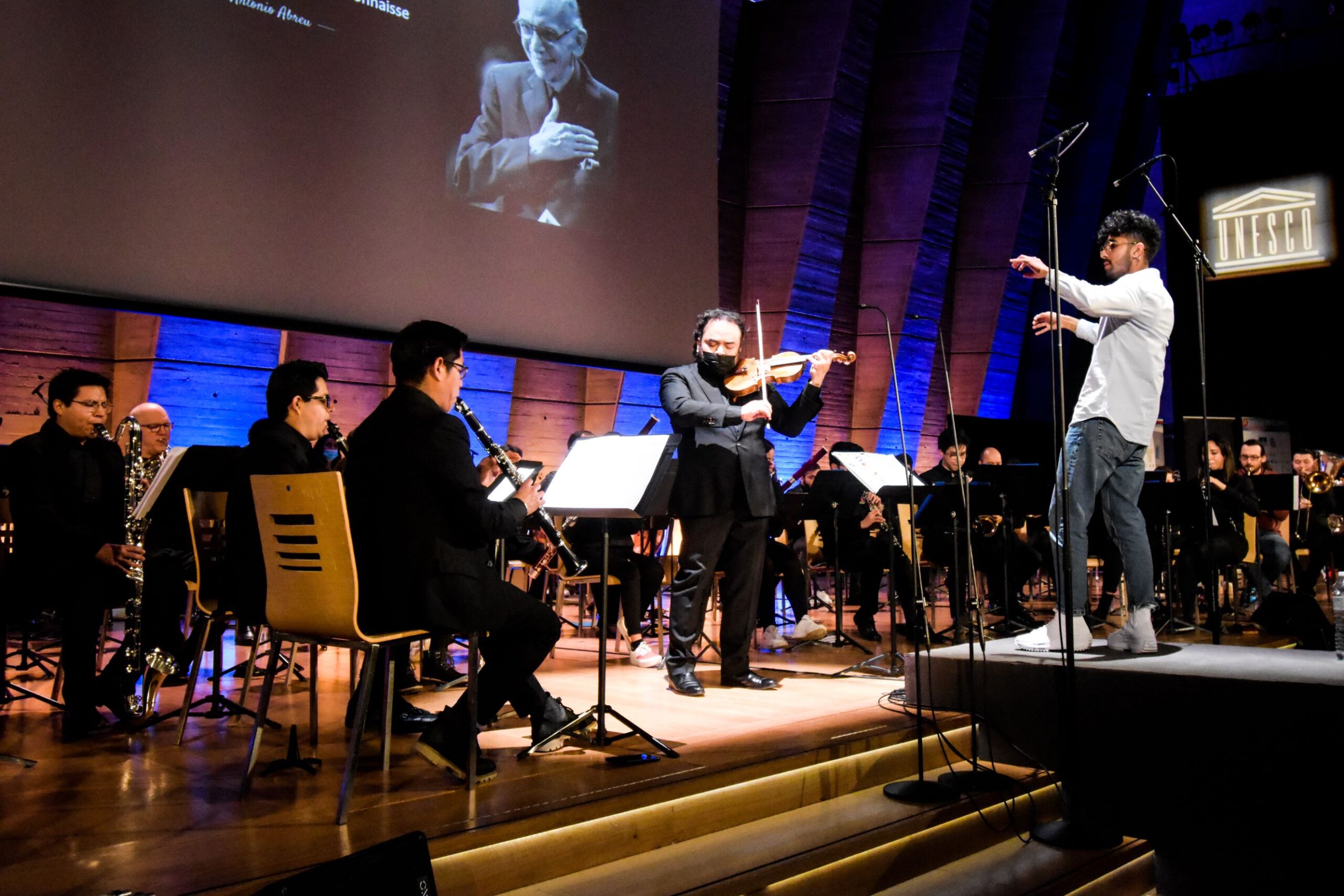 El maestro José Antonio Abreu recibe homenaje en la UNESCO-París liderado por el director venezolano Yefren Carrero