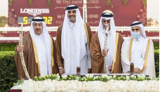 Emir de Qatar premia a los ganadores del HH the Amir Sword Festival (Festival de Espadas del Emir)