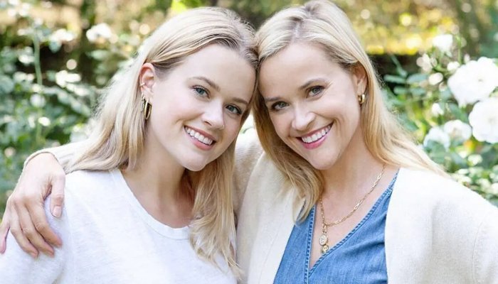 Reese Witherspoon hace un brindis con champán con su hija Ava