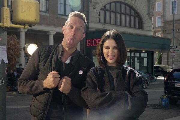 A los fans les encanta la química romántica de Selena Gomez y Chris Martin en la canción »Let Somebody Go»