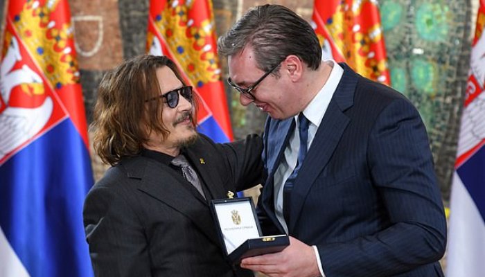 Johnny Depp espera un ‘reinicio’ mientras acepta el reconocimiento en Serbia