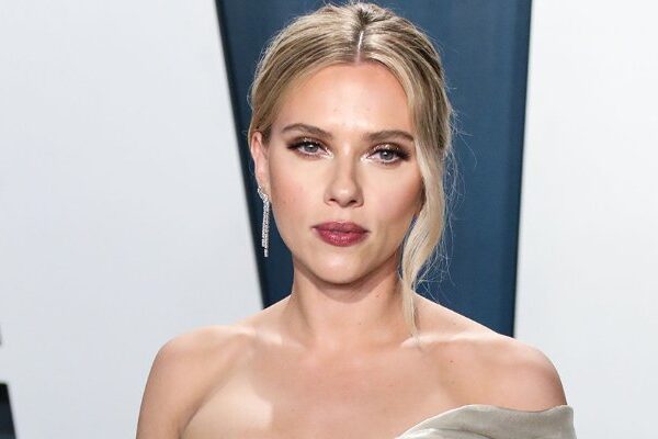 Scarlett Johansson anuncia la fecha de lanzamiento de la marca de cuidado de la piel »The Outset»