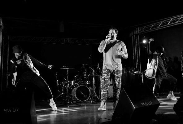 Bronzon enamoró a todos abriendo el concierto de Desorden Público