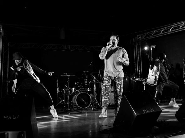 Bronzon enamoró a todos abriendo el concierto de Desorden Público