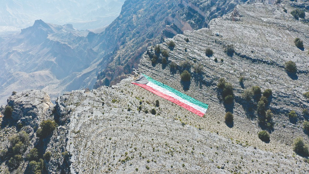 Kuwait iza la bandera más grande en la montaña de Omán