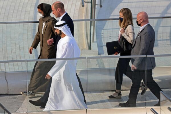 Príncipe William planta árboles y construye puentes en visita a Emiratos Árabes Unidos