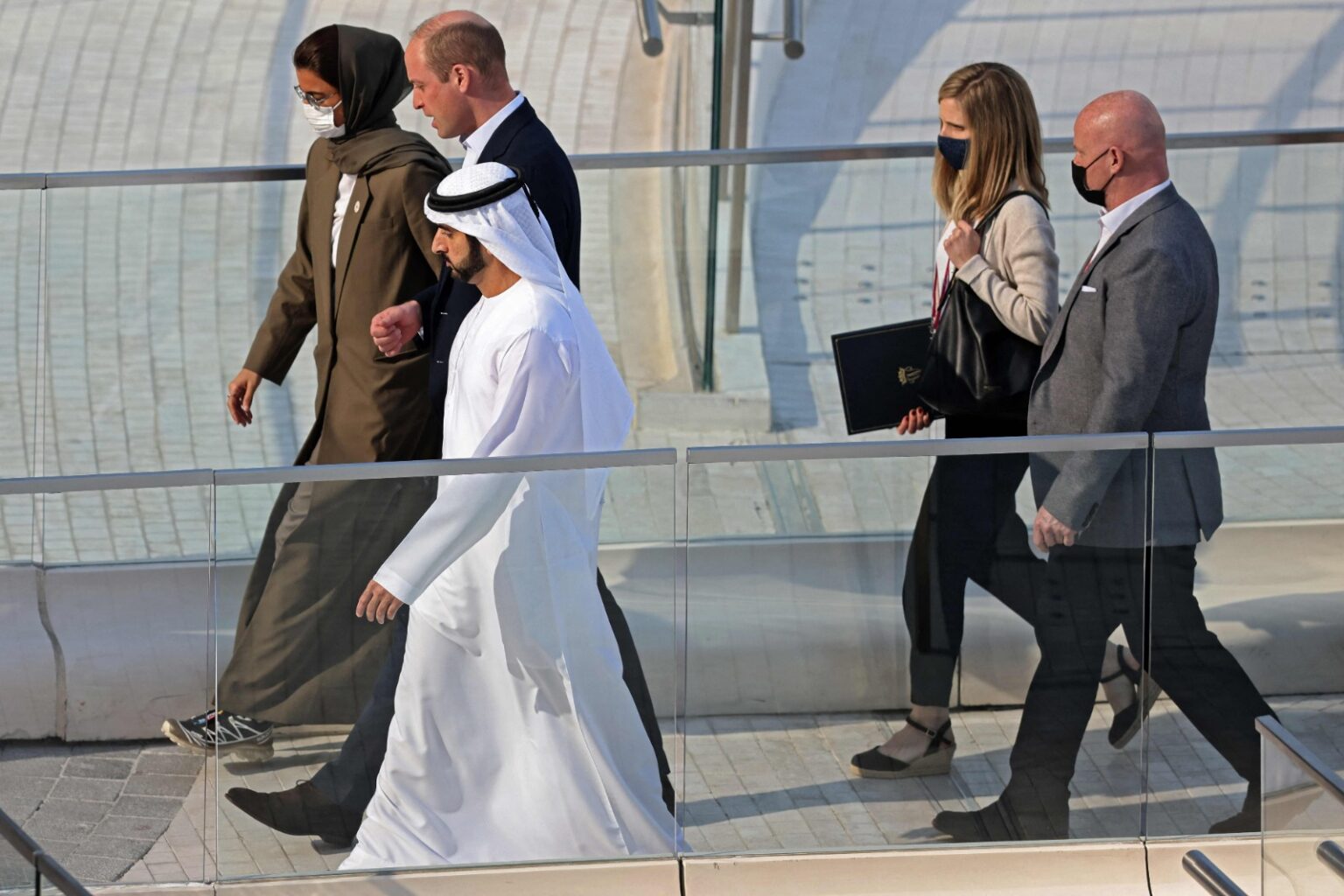Príncipe William planta árboles y construye puentes en visita a Emiratos Árabes Unidos