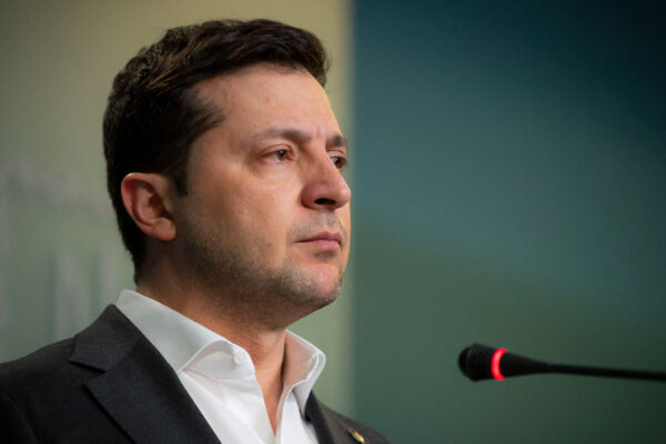 Al comediante convertido en presidente le toca vivir el horror de la guerra entre Ucrania y Rusia, propiciada por Putin