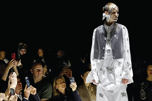 Burberry vuelve a la realidad con un show en vivo en Londres