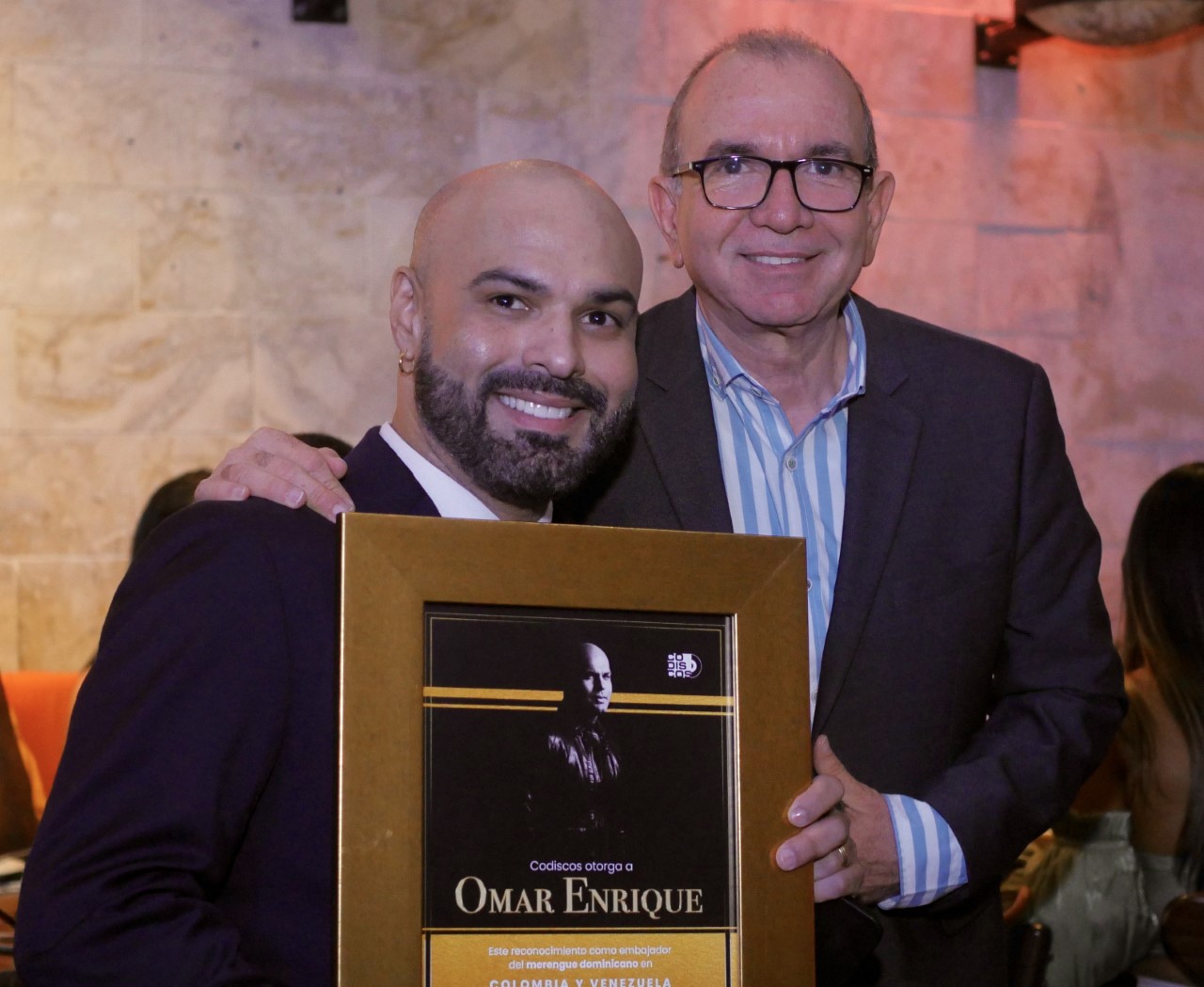 OMAR ENRIQUE CONDECORADO POR GOBIERNO DOMINICANO