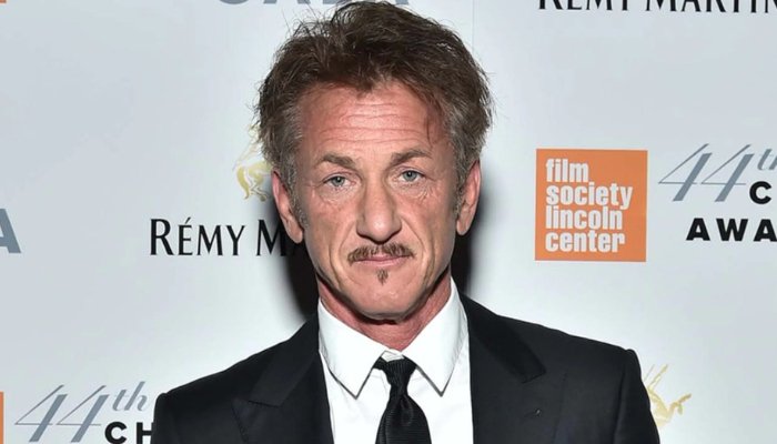 El actor Sean Penn se une al éxodo de Ucrania a Polonia a pie