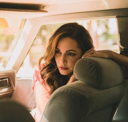 Sharlene da inicio a su trilogía musical