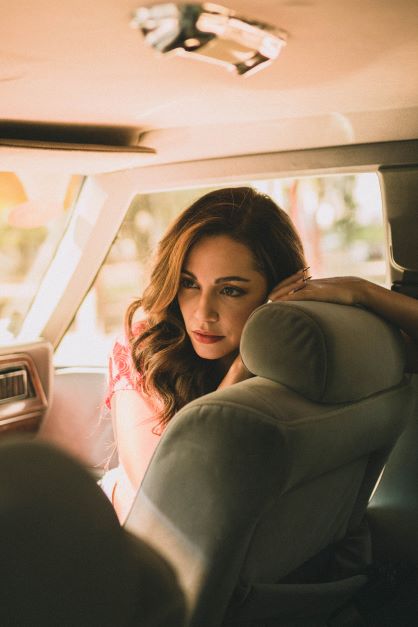 Sharlene da inicio a su trilogía musical