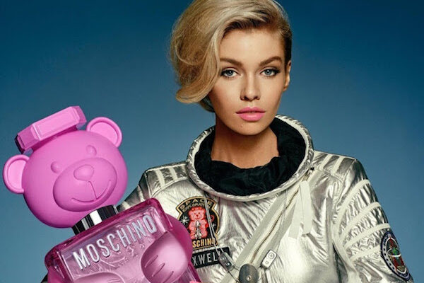 Stella Maxwell lleva al espacio la exquisita nueva fragancia Moschino Toy 2 Bubble Gum