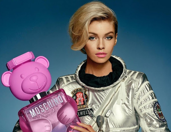 Stella Maxwell lleva al espacio la exquisita nueva fragancia Moschino Toy 2 Bubble Gum