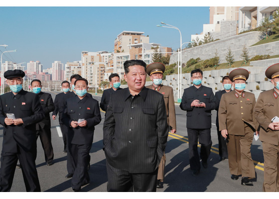 Estimado compañero Kim Jong Un recorre el reparto residencial con terraza en la zona ribereña del río Pothong