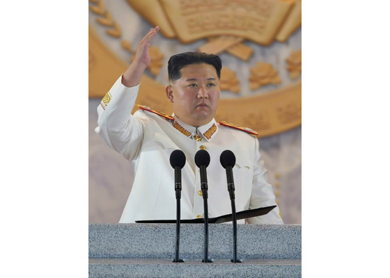 Estimado compañero Kim Jong Un pronuncia discurso en desfile militar por 25 de Abril