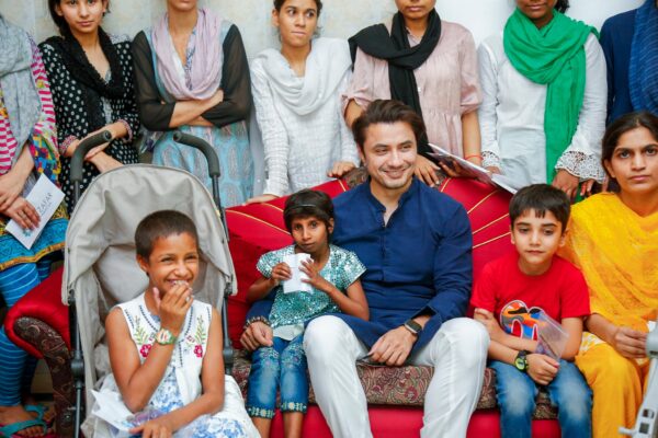 Hermosa labor de la Fundación Ali Zafar en Paquistán