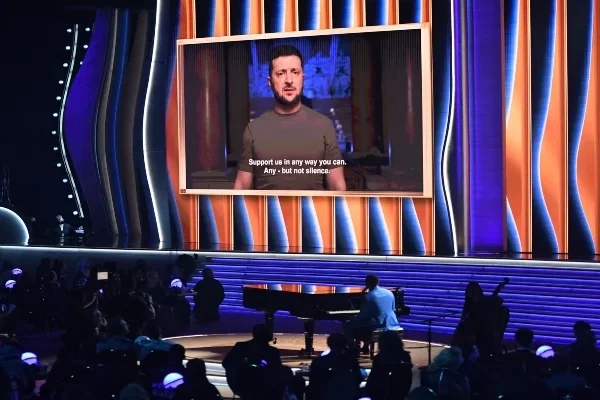 Grammys 2022: El presidente ucraniano Zelenskyy hace una aparición sorpresa