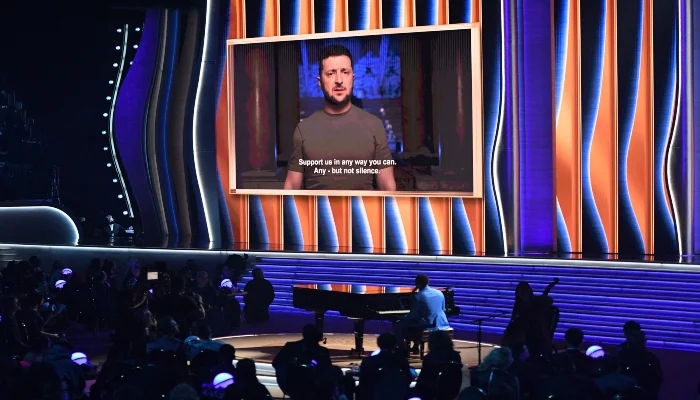 Grammys 2022: El presidente ucraniano Zelenskyy hace una aparición sorpresa