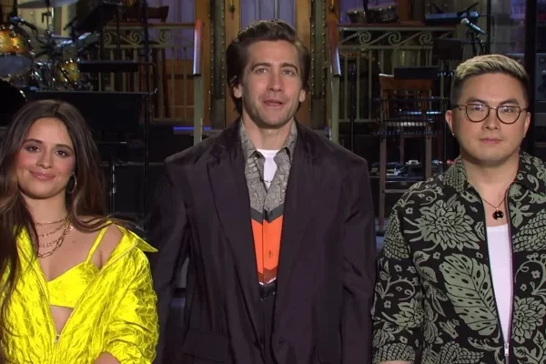 Jake Gyllenhaal y Camila Cabello protagonizan la divertida nueva promoción de ‘SNL’ con Bowen Yang