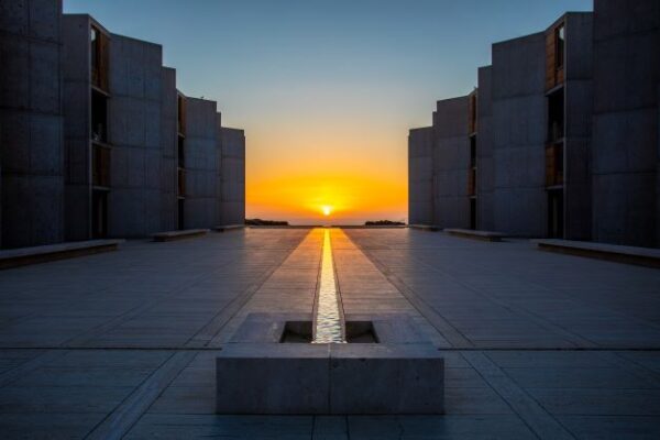 Louis Vuitton se complace en anunciar la presentación de su colección Cruise el 12 de mayo de 2022 en el Instituto Salk en La Jolla, condado de San Diego, California
