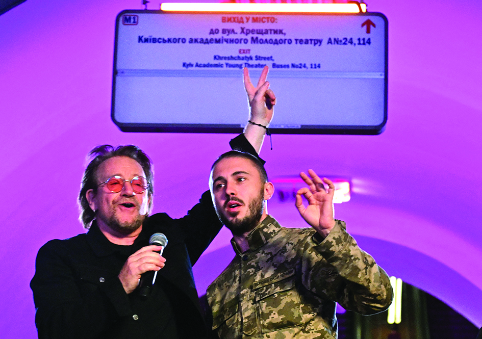 Bono de U2 presenta un espectáculo de «libertad» en el metro de Kiev