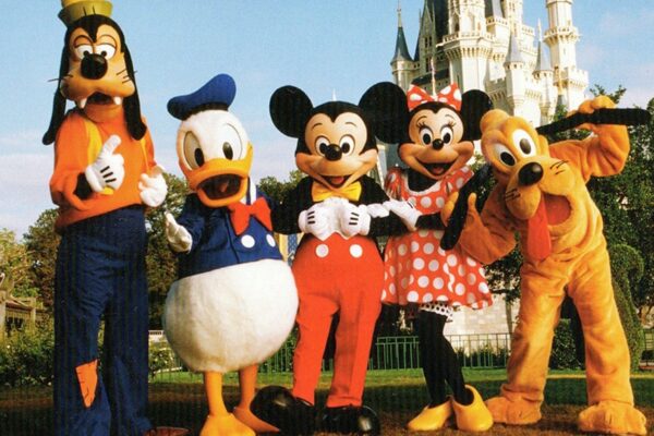 Es un mundo pequeño: Disney llevará a los visitantes alrededor de los 12 parques por $ 110,000
