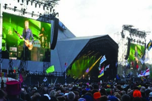 McCartney hace vibrar a la audiencia cuando Glastonbury entra en el día final