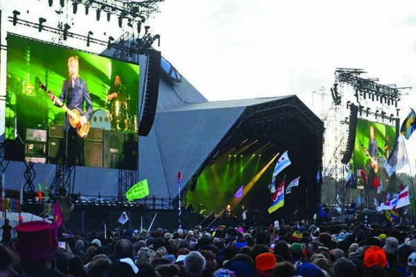 McCartney hace vibrar a la audiencia cuando Glastonbury entra en el día final