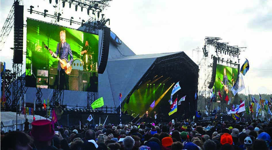 McCartney hace vibrar a la audiencia cuando Glastonbury entra en el día final