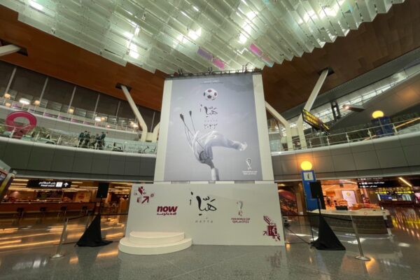 Póster oficial de la Copa Mundial de la FIFA Qatar 2022 presentado en el Aeropuerto Internacional de Hamad
