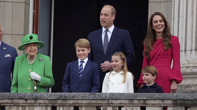 Multitud fascinada cuando la Reina Isabel apareció en el balcón para culminar el Jubileo de Platino