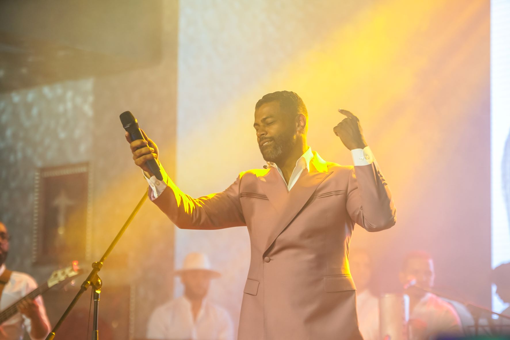 Cristian Allexis y “Urbanova” celebran 10 años de vida musical