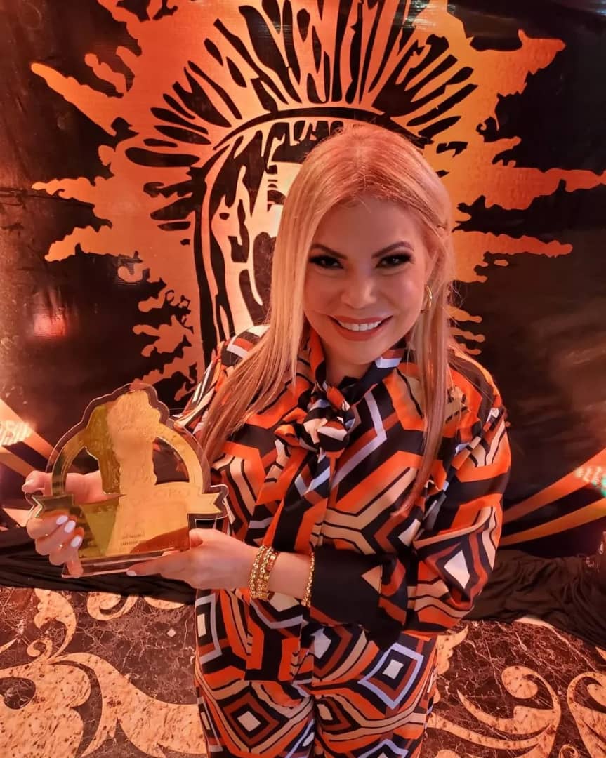 Lucy Amado recibe membrecía del Mara de Oro 2022