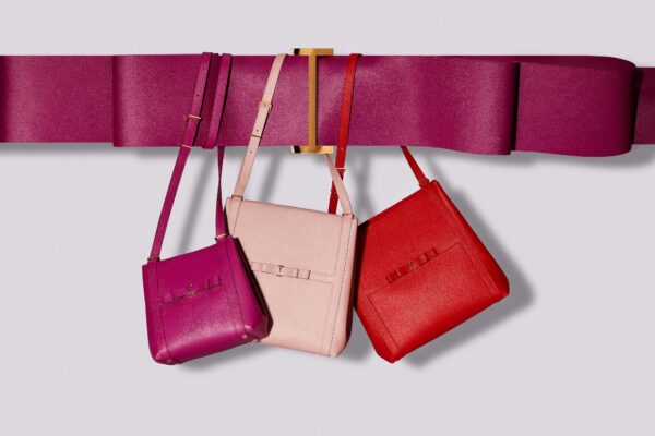 CH CAROLINA HERRERA PRESENTA SU INSIGNIA BOW Y ACCESORIOS ESENCIALESPARA UN VERANO ELEGANTE