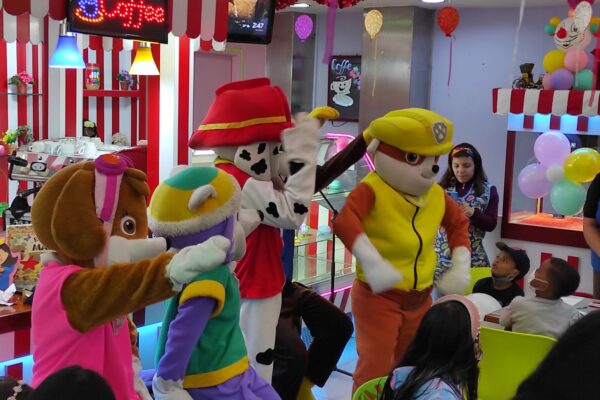 CONJUNTAMENTE CON LA ALCALDÍA DE CHACAO, DIVINOS PECADOS REGALÓ SONRISAS A LOS NIÑOS EN SU DÍA.
