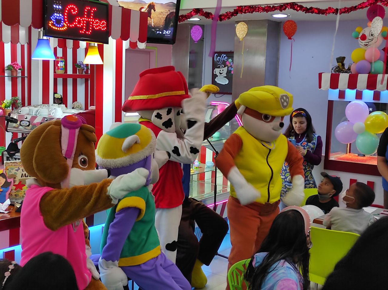 CONJUNTAMENTE CON LA ALCALDÍA DE CHACAO, DIVINOS PECADOS REGALÓ SONRISAS A LOS NIÑOS EN SU DÍA.