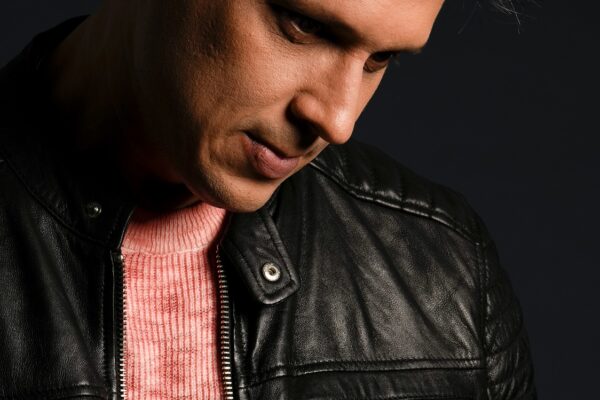 Andrés Brandt se estrena en la música con cover de Guillermo Dávila