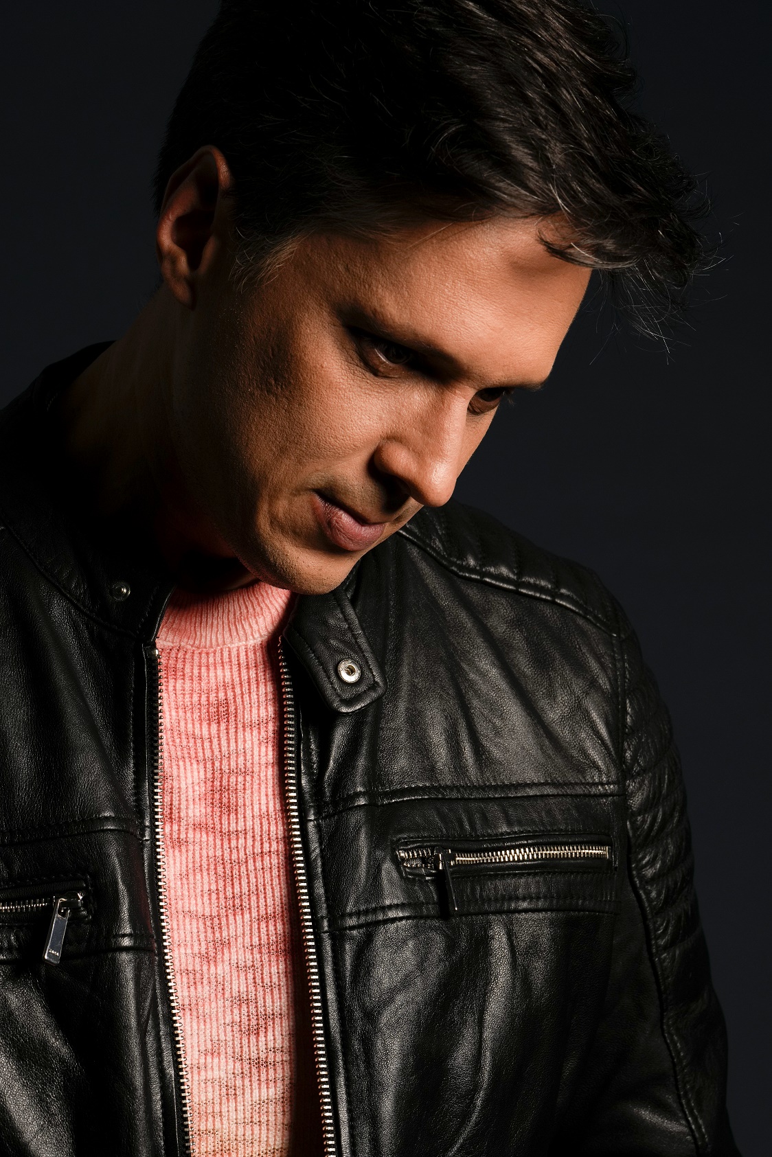 Andrés Brandt se estrena en la música con cover de Guillermo Dávila