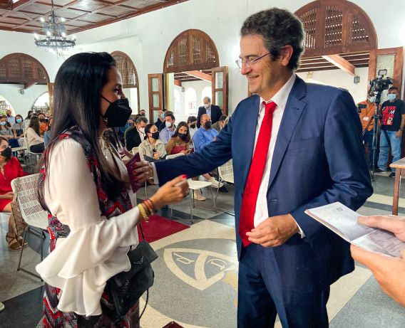España ha entregado pasaportes a 70 venezolanos nacionalizados españoles por origen sefardí