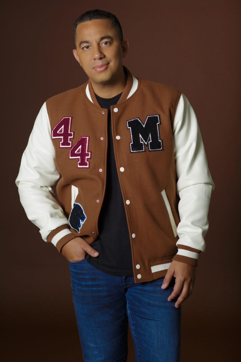 Felipe Peláez gira por el continente y estrena el tema “Vivito y coleando”